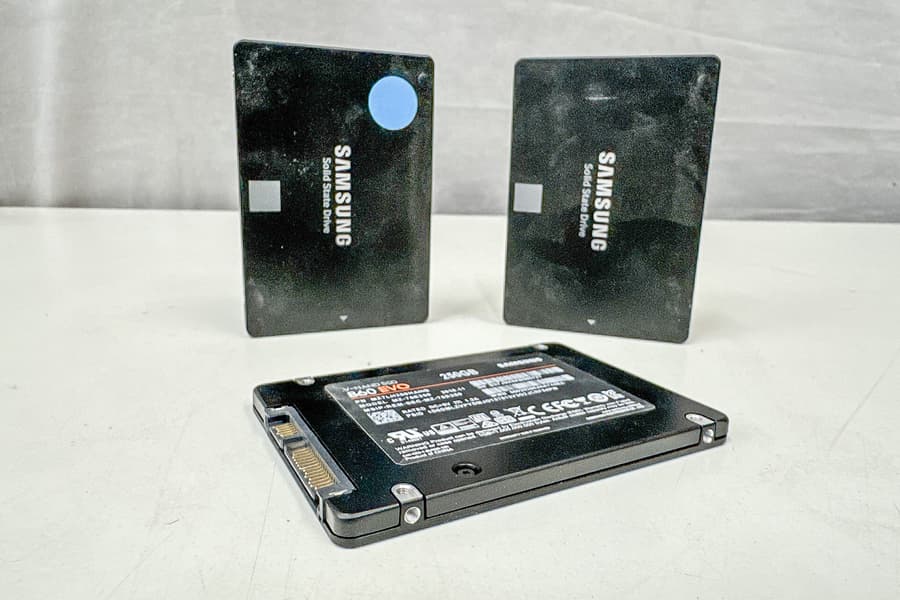 3 SSDs Samsung EVO 860 EVO, je 250 GB